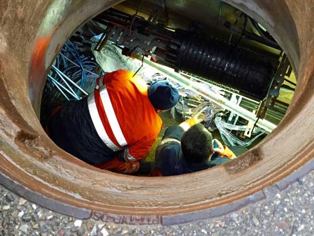 Zwei Männer im Untergrund