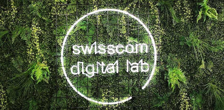 Grüne florale Wand mit digitaler Laborlichtschrift