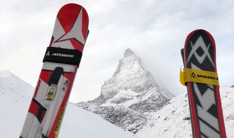 Rote Ski vor dem Matterhorn