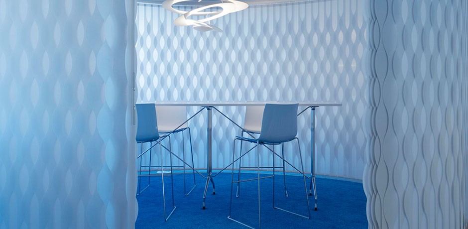 Blauer Raum mit Stühlen