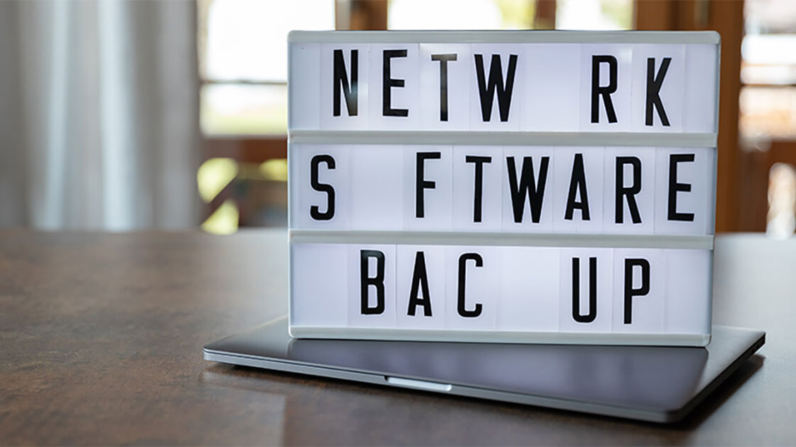 L'immagine mostra una scritta che dice Network Software Backup con delle lacune
