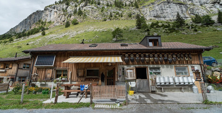 Berghütte vor Alpenlandschaft