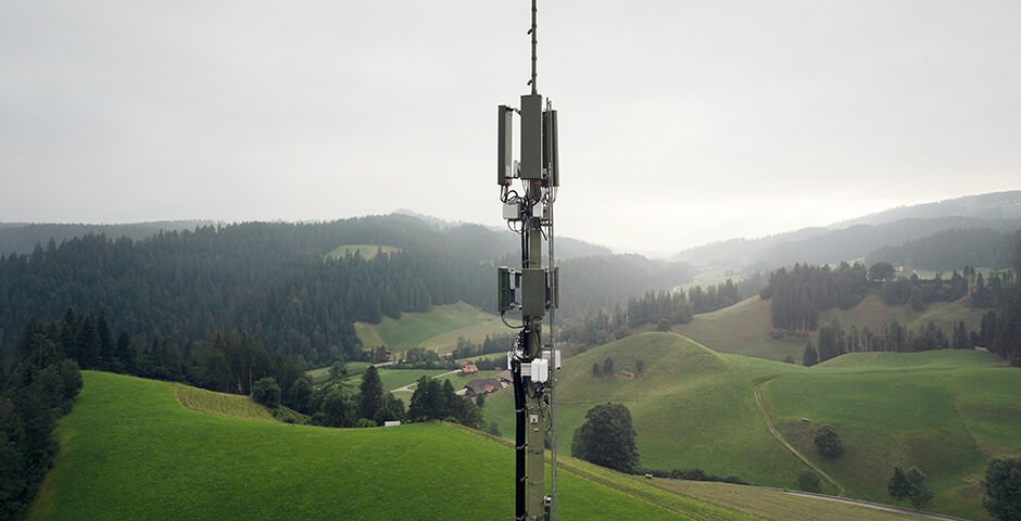 Mobilfunk-Antenne in hügeligem Waldgebiet