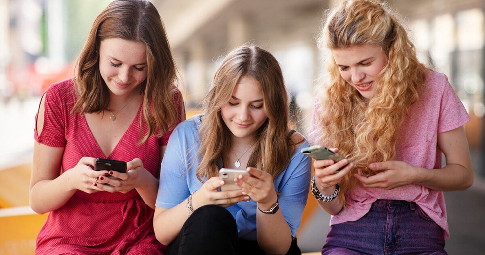 tre ragazze sul cellulare