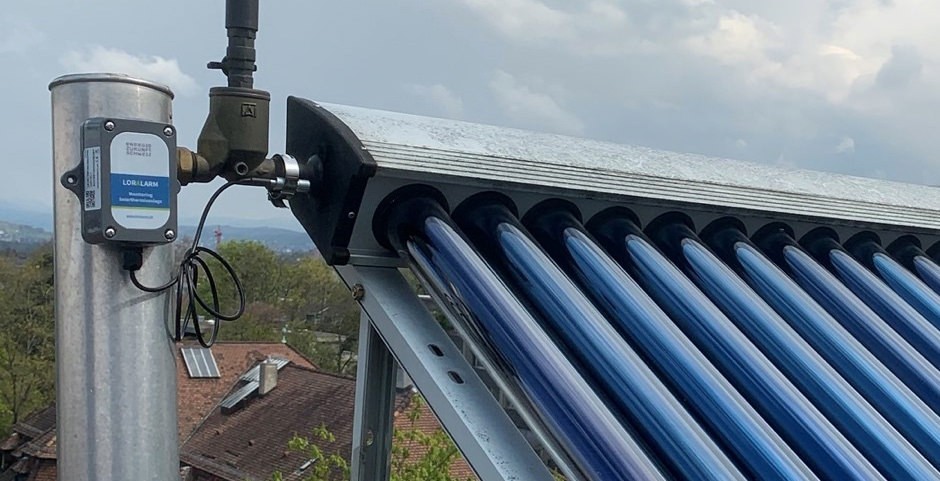 Tuyaux de chauffage solaire sur le toit avec régulateur